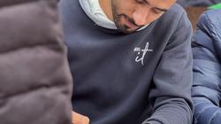 زين يحترف الخط العربي ويحول جدارن قريته لمخطوطات فنية.. «علمت نفسي بنفسي»