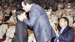«السيسى»: لم نخفض الأجور ولن نحيل أى موظف للتقاعد