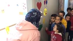 بالفيديو| أكاديمية تستخدم طرق "الحضن والقبلة" في السلام على المدرسين