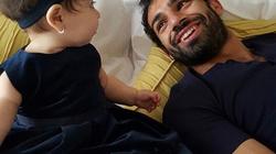بالصور| مواقف جمعت محمد صلاح بطفلته "مكة" قبل إعلانه الجديد