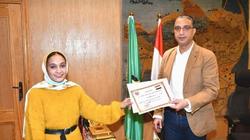 طالبة ثانوي تخترع ثلاجة متنقلة تعمل بالبطاريات.. بتشتغل بالريموت