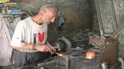 ثلاثة تحديات يواجهها «عبدالعزيز» فى رمضان: الصيام والسن ونار الحدادة