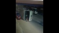 فيديو.. لحظة انقلاب أوتوبيس مدارس بسبب السرعة في مدينة نصر