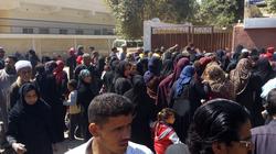 مواطنون يرقصون أمام لجنة الوافدين بالإسكندرية