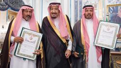 خادم الحرمين يمنح طالبين غرقا أثناء محاولة إنقاذ طفلين وسام الملك