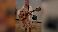 بالفيديو| مسنة تغني لأصدقائها في عيد ميلادها الـ90