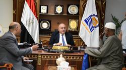 محافظ قنا يوجه المسؤولين بسرعة فحص طلبات المواطنين
