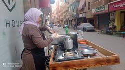 «سارة» ربة منزل وتعمل على عربة طعام في الشارع بالمنوفية: «الشغل مش عيب»