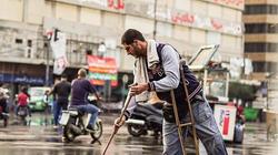 "مقشة" الزغبي وقدمه المبتورة ترسم وجها آخر لمظاهرات لبنان: نظفت شوارعها
