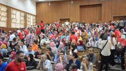 نصائح دكتور جامعة للمستجدين: "ادخلوا الحمام في بيتكم وبلاش قعدة السلم"