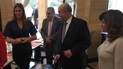 وزير السياحة يستقبل ملكة جمال الكون خلال زيارتها للأهرامات