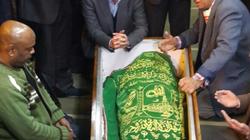 بالصور| الصحفيون يلتفون حول جثمان "نافع" ويدعون له قبل صلاة الجنازة