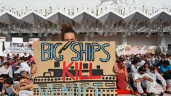 نشطاء المناخ يتظاهرون على السجادة الحمراء لمهرجان فينسيا السينمائي