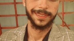 «عبدالحميد» يبدع في رسم بورتريهات بالقلم الجاف.. «مش كل الشخبطة لخبطة»