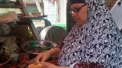 قصة كفاح «الحاجة صباح» بالشرقية في بيع السندوتشات: 50 سنة خبرة وسعي