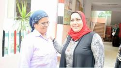 مديرة "شرق التعليمية" بالإسكندرية تشكر عاملة نظافة بمدرسة ابتدائية