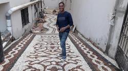 بزلط ملون.. عادل ينسج السجاد الحجري: "نفسي شغلي يتشهر بره وجوه"