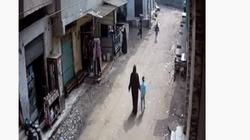 والد طفل معتدى عليه بأنبوبة بأشمون: تبول على نفسه وأصيب بشرخ في قدمه
