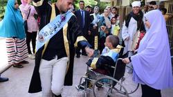 «جرجس» يحمل صديقه «محمود» من ذوي الهمم في حفل تخرجهما.. رقص بين ذراعيه بالعصا