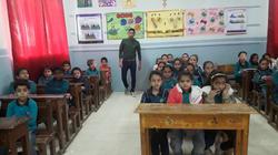 "إبراهيم" بيعلم التلاميذ بالغناء والتمثيل: "المعلومة هتوصل أسرع"