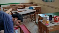 مديرة مدرسة بالعريش تصلح أثاث فصول متهالك بيديها: بساعد بلدي