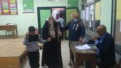 مسنان يصطحبان حفيديهما أثناء التصويت بكفر الشيخ: "بنعلمهم الانتماء ونفرحهم"