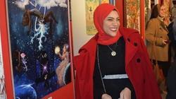 تتحدى المرض بالرسم.. «يسرا» فنانة تشكيلية من ذوي القدرات الخاصة