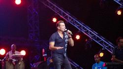 بالفيديو| صوت عمرو دياب يغزو شوارع ألمانيا بـ"العالم الله"