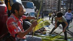 تاج وصليب وقلب.. الأقباط يتزينون بالسعف في أحد الشعانين بالإسكندرية