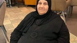 أحمد شيبة وجيرانه ينتظرون أمام مستشفى بالإسكندرية لاستلام جثمان والدته