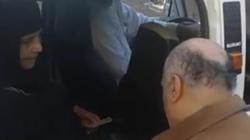 قاض يخرج بورقة الاقتراع لسيدة مسنة أصرت على الإدلاء بصوتها