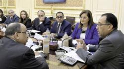 الحكومة تستبعد تخفيض أيام العمل.. وتبحث «تحريك عدد الساعات» وإعادة توطين الموظفين