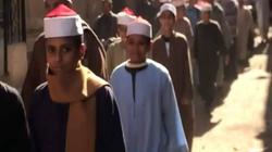طلاب معهد أزهري بقنا يقدمون واجب العزاء في شيخهم.. خروجوا في طوابير