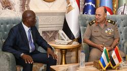 الفريق أسامة عسكر يلتقي نائب وزير دفاع دولة سيراليون (صور)