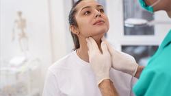 أعراض الإصابة بفرط نشاط الغدة الدرقية.. مرض مناعي يؤثر على أجهزة الجسم