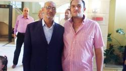 أب وابنه جمعهما عشق الخزف ليصنعا أطباقاً بـ«لون النيل»