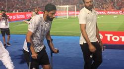 بالفيديو.. جنش يحيي جماهير مصر "بالعكاز" قبل مباراة أوغندا