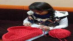 «شمس الأصيل».. محترفة «كروشيه» عمرها 10 سنوات