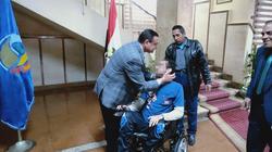 محافظ البحيرة يسلم كرسي متحرك لطالب جامعي يعاني من ضمور بالعضلات