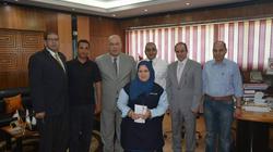 رئيس ميناء القاهرة الجوي يكافئ أمين شرطة وعاملة نظافة تقديرا لأمانتهما
