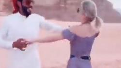 فيديو لشاب أردني يرقص مع أجنبية يثير ضجة على تويتر
