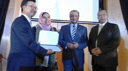 السفير الكوري يكرم مدير مكتبة مصر العامة بالإسماعيلية