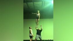 بالفيديو| مشجع ينقذ زميلته قبل ارتطام رأسها بالأرض