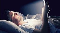 يؤثر على الأعصاب مثل السم.. «ستايل بوك» يكشف مخاطر شاشات «الموبايل»