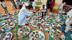 تكسير الحلل والأطباق أبرزها.. تعرف على أغرب عادات السودانيين في رمضان