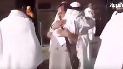 فيديو| "فرقتهما الحرب".. شقيقان سوريان يلتقيان بالحج لأول مرة من سنوات