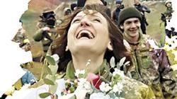 بـ«الزى العسكرى».. أوكرانيان يحتفلان بالزواج تحت القصف