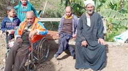 معاقان ووالدهما المُسن في الشارع: الأمطار شردتنا