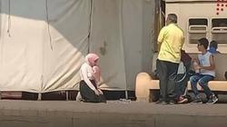 فتاة تصلي بمحطة قطار طنطا.. والأزهر والإفتاء يوضحان رأي الشرع