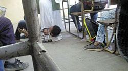 بسبب «صفارة».. مدرِّسة تضع طالباً تحت قدميها